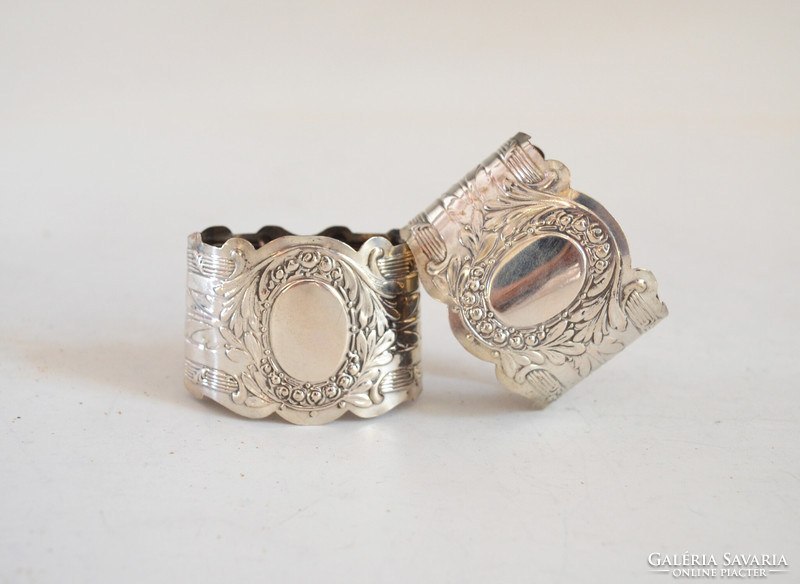 Pair of silver napkin rings. Baroque style flower with plant pattern.Nf