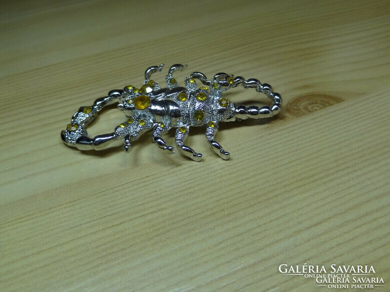A very nice scorpion brooch, pin, to pin on a jacket or scarf, it's a matter of imagination.