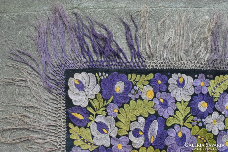 Asztalterítő , dísz terítő , antik mezőkövesdi matyó hímzés 69 x 73 cm + rojt