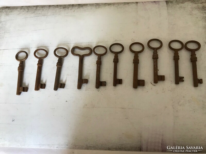 10 Wrought iron gate keys 8.5 cm long. In good condition for its age.