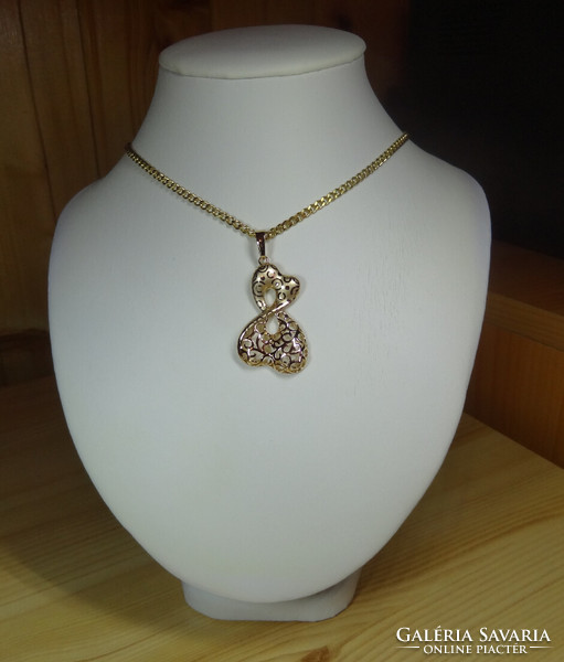 You can add a special design pendant made of medical steel to the gold, and the chain is also made of medical steel.