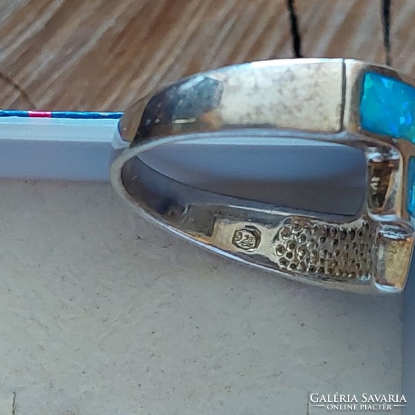 Csodás ezüst gyűrű szintetikus kék opál kővel gyönyörű színjátékkal