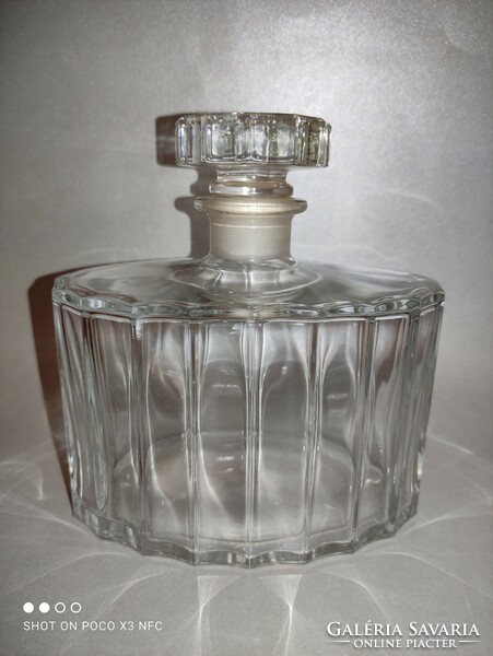 Luigi bormioli crystal glass decanter with drink stopper is a worthy accessory for a festive occasion