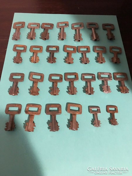 27 old padlock keys. 18 pieces of 3.5 cm, 7 pieces of 4.5 cm and 2 pieces of 3 cm. In condition suitable for its age.