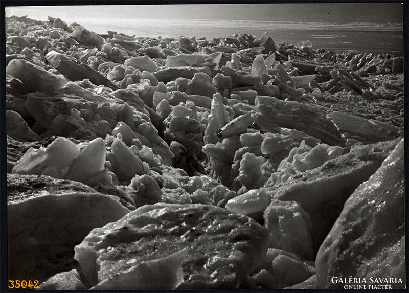 Nagyobb méret, Szendrő István fotóművészeti alkotása. Tél, zajló jég a Dunán, csendélet, 1930-as éve