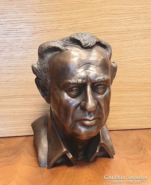 Bronze portrait of the comedian József Sas