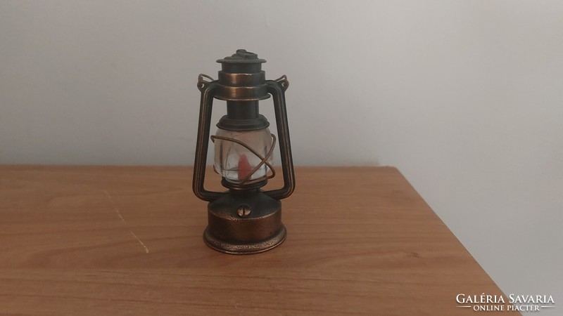 (K) Retro figurális hegyező  lámpa