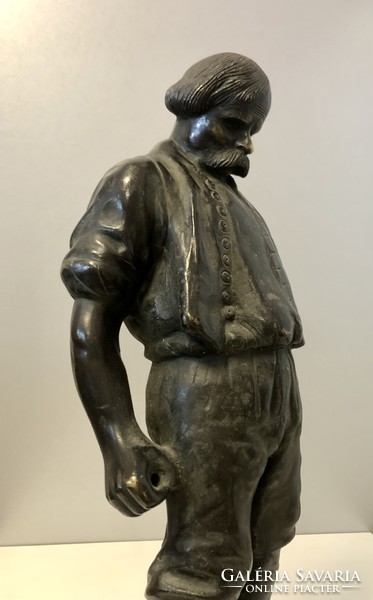 Bronze statue on a large kalm