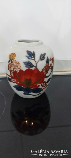 Small porcelain Chinese vase