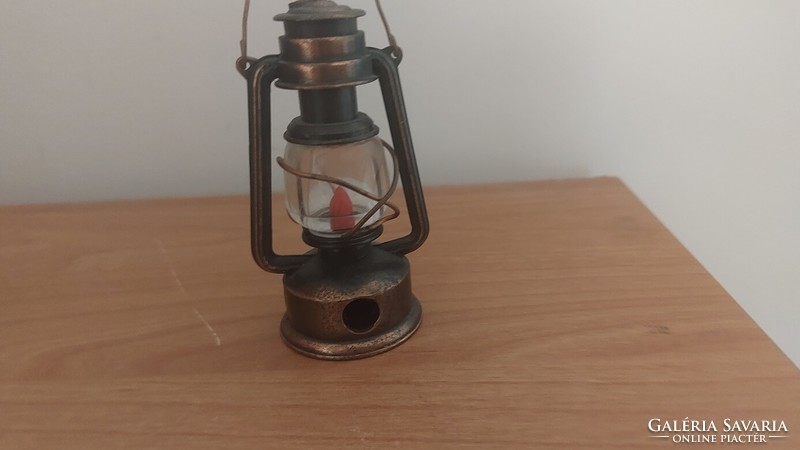 (K) retro figural sharpening lamp
