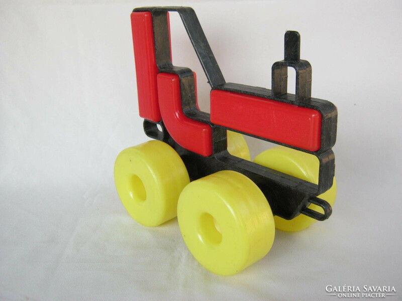 Retro műanyag húzogatós játék traktor