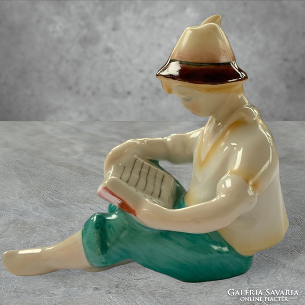 Hollóházi olvasó kalapos fiú porcelán nipp