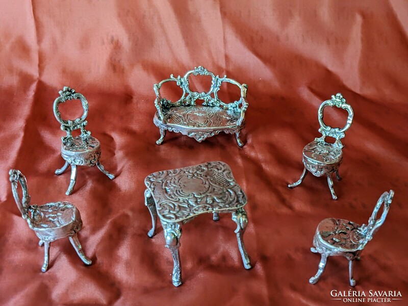 Jelzett ezüst miniatür bútorok