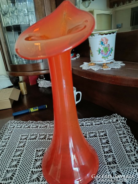 Broken glass vase in the shape of a khàla
