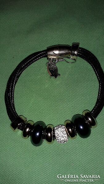 Interesting trendy magnetic metal and black stone ring bracelet according to the pictures k 3.