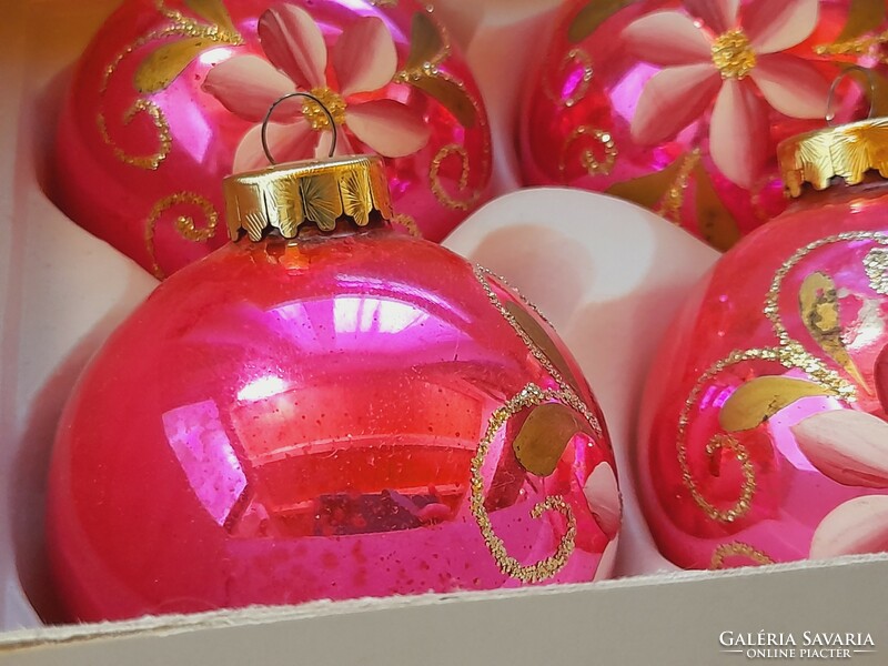 Rózsaszín virágos üveg gömb karácsonyfa dísz, 5 db egyben. Átmérőjük: 7 cm.