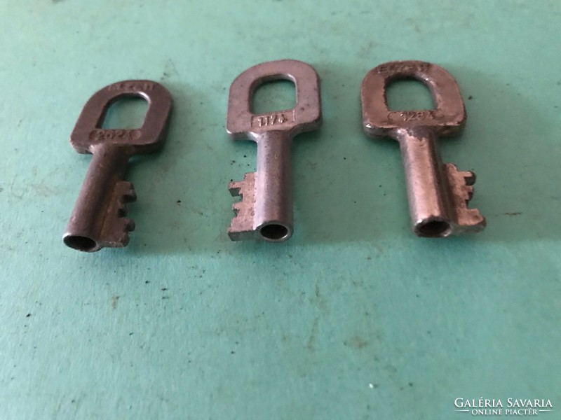 3 old padlock keys. In good condition for its age. Size: 4 cm