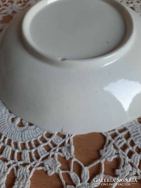 Porcelán teáscsészék szettek, plasztikus festett virág díszítéssel, jelzés nélkül,  apró hiibákkal