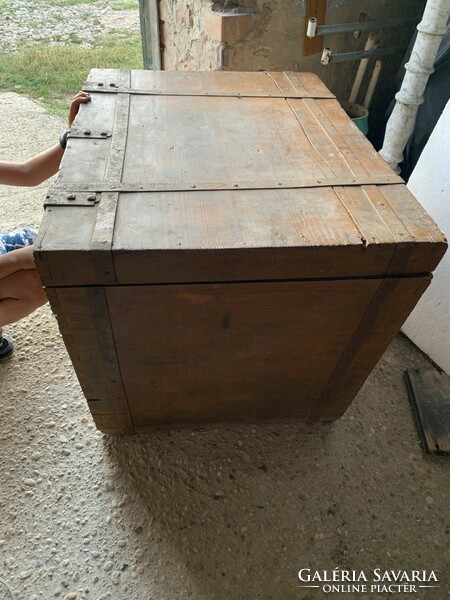 A very old süszék chest, a wagon chest, a packing chest with a bay, a very good shape instead of a chest of drawers