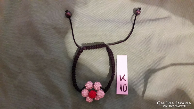 Vidám könnyú kézműves strassz - piros köves virágmedál figurás karkötő  a képek szerint K 10.