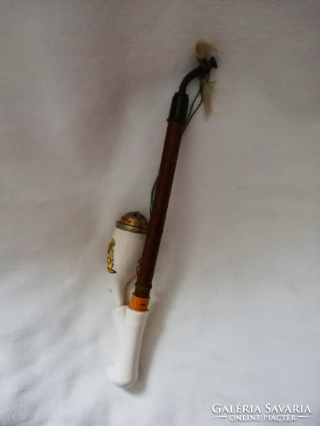 Porcelain pipe, in new condition, with tufted cord