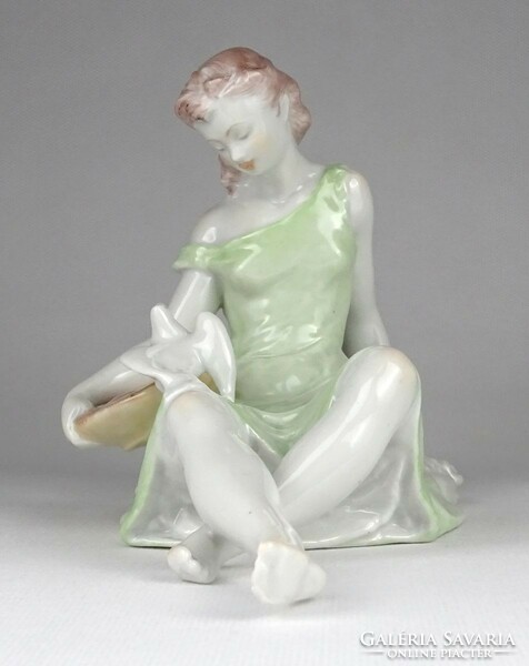 1N579 Quarry porcelain woman figure feeding a pigeon 18.5 Cm