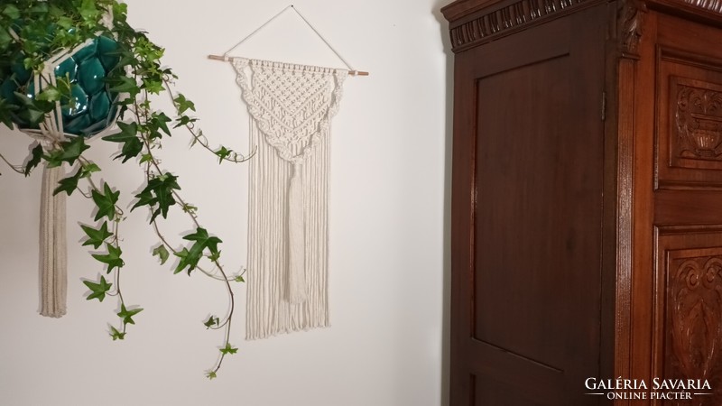 Off-white tufted macrame wall picture