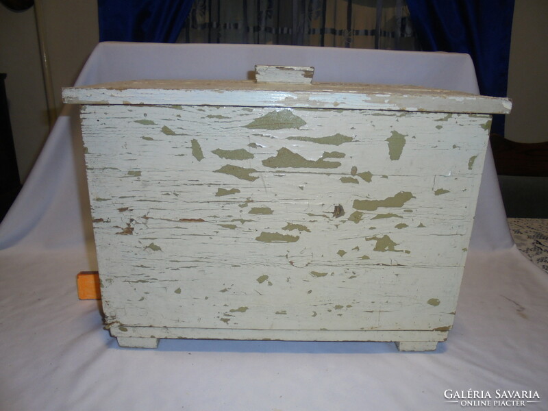 Old pine box with a lid - anno for shoe cleaners