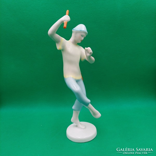 Hollóházi Bottal táncoló fiú figura