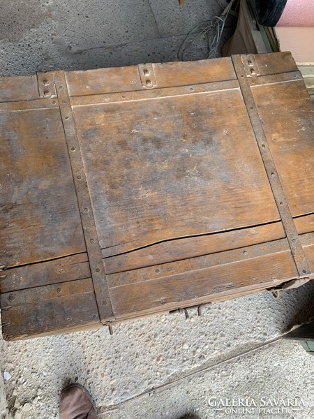 A very old süszék chest, a wagon chest, a packing chest with a bay, a very good shape instead of a chest of drawers