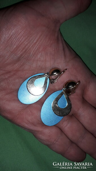 Fashionable blue-gold colored earrings are the fashion of everyday life according to the pictures