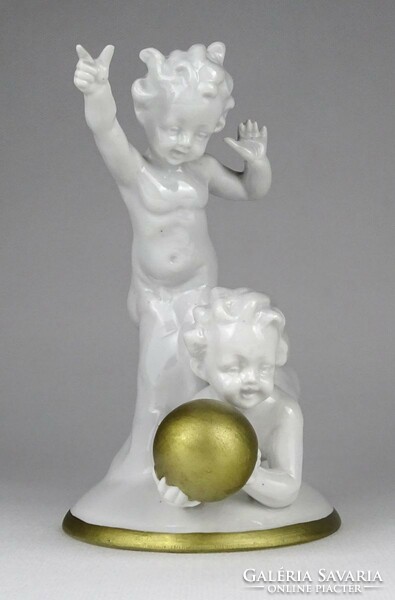 1N578 Régi porcelán puttó pár arany labdával 15 cm