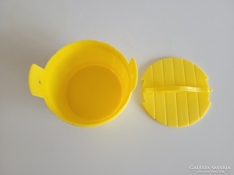 Retro kettle-shaped lemon yellow salt shaker
