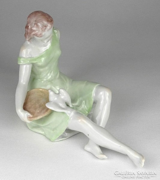 1N579 Quarry porcelain woman figure feeding a pigeon 18.5 Cm