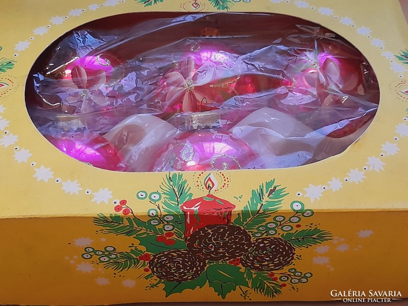 Rózsaszín virágos üveg gömb karácsonyfa dísz, 5 db egyben. Átmérőjük: 7 cm.