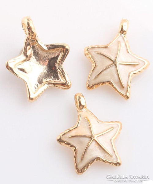 On a special pearl necklace, fire enamel with a gold-colored starfish pendant.