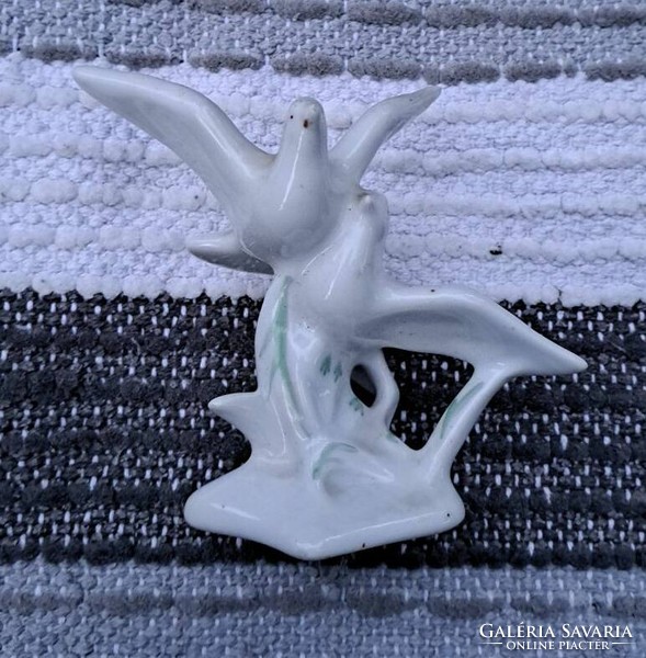 Pair of porcelain doves with green decoration - height 13 cm