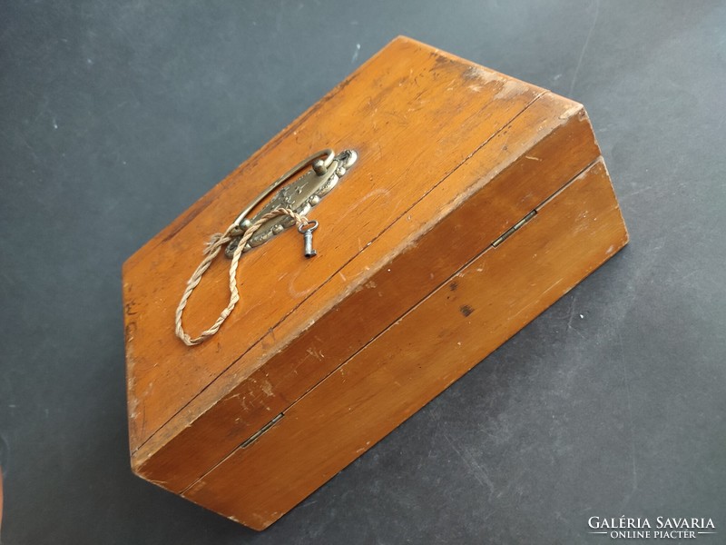 Antique Art Nouveau wooden box with key - ep