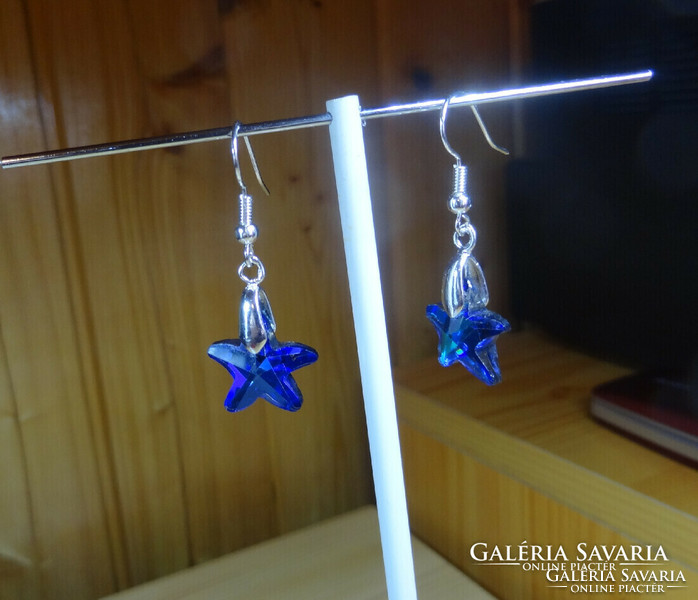 Crystal star-shaped hook-on earrings.