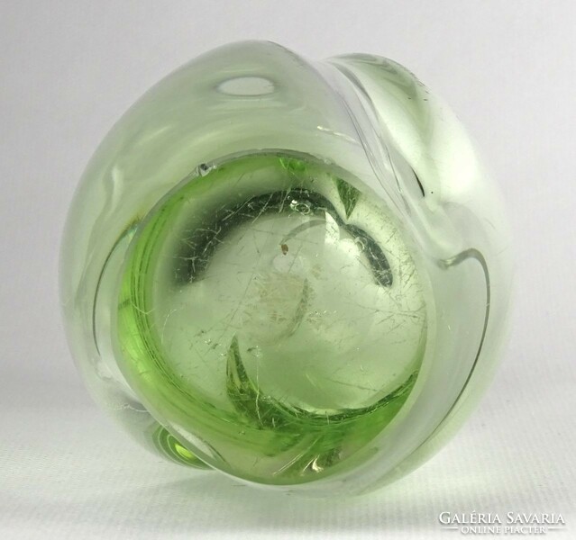 1N415 Mid century halványzöld művészi fújt üveg váza 13.5 cm