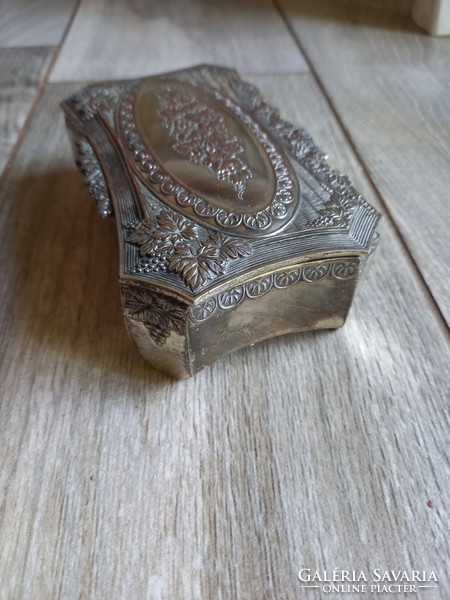 Mesés régi ezüstözött réz ékszertartó doboz (12,2x7x4 cm)