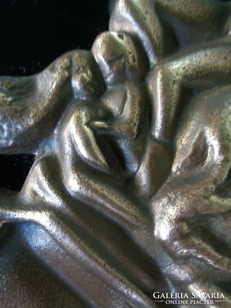 Rejtett erotikus töltetű bronz relief