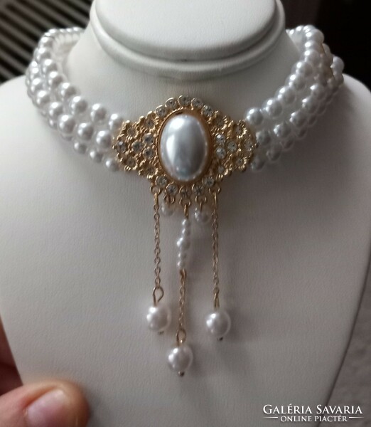 New beautiful faux pearl choker necklace.