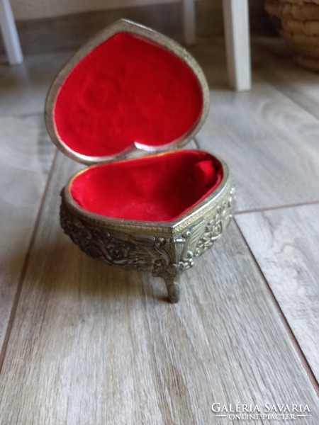 Szív alakú régi ezüstözött ékszertartó doboz