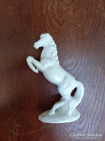 Porcelán fehér ló