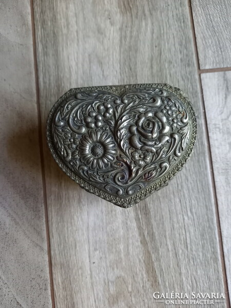 Szív alakú régi ezüstözött ékszertartó doboz