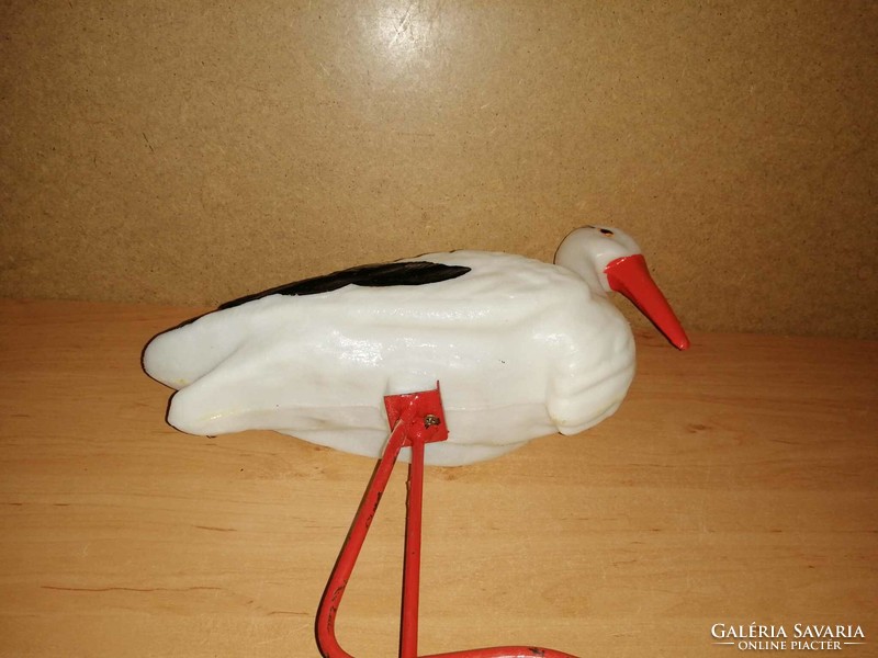 Retro műanyag gólya figura, fém lábakon, fa talpazaton - 56 cm magas