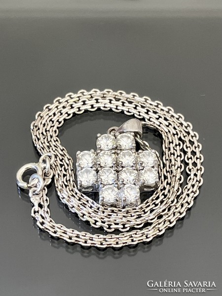 Dazzling silver necklace and pendant