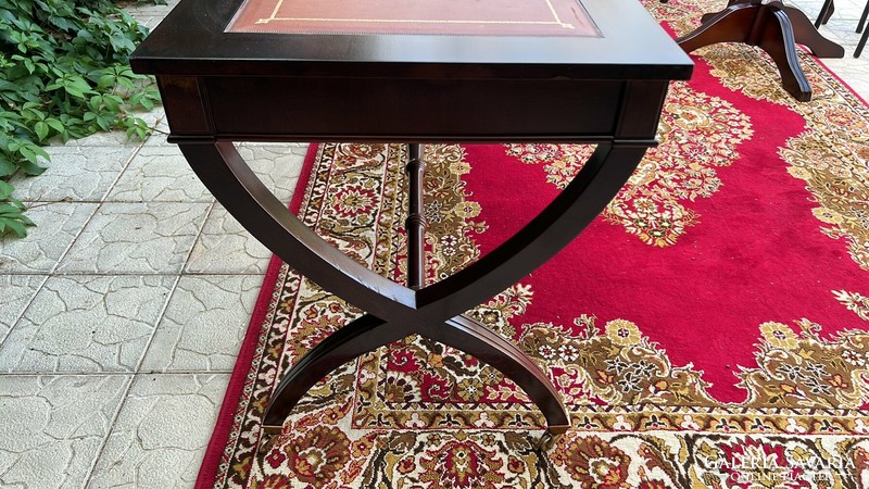 English-style desk that can be inserted into the drawer space