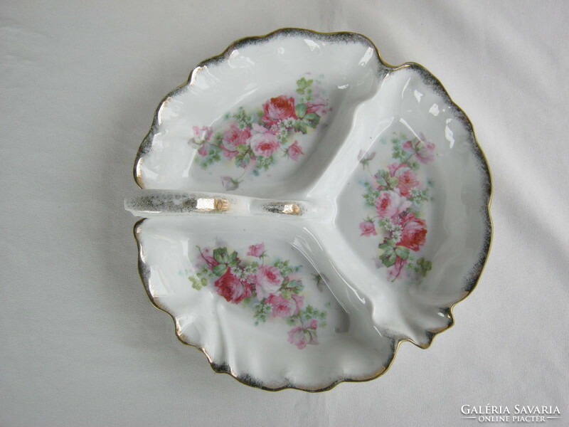 Ceramic bowl table centerpiece with a split arrangement with a rose pattern